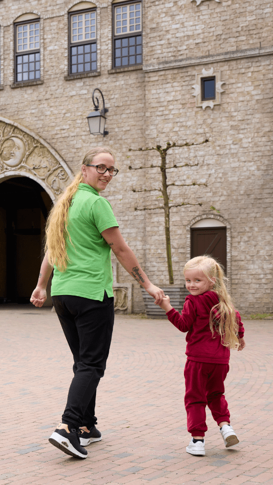 Steffie & mama Kim van schoonmaakbedrijf CSU bij de Efteling.